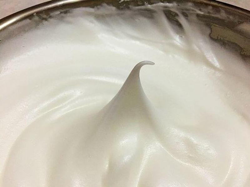 *冰蛋白分次加入砂糖打发.