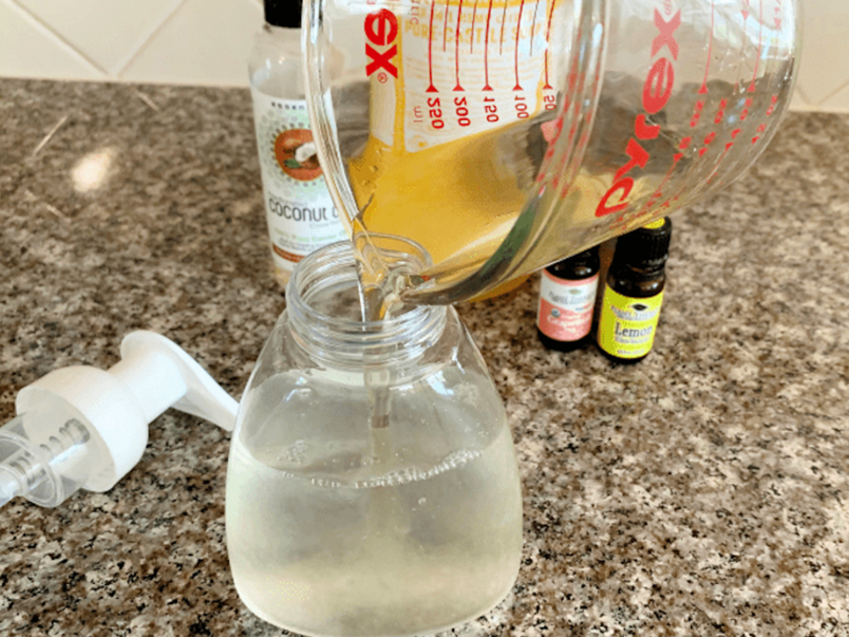 洗手乳、沐浴乳、洗髮精等用品,都別加水進去!醫師:會造成掉髮等4大問題