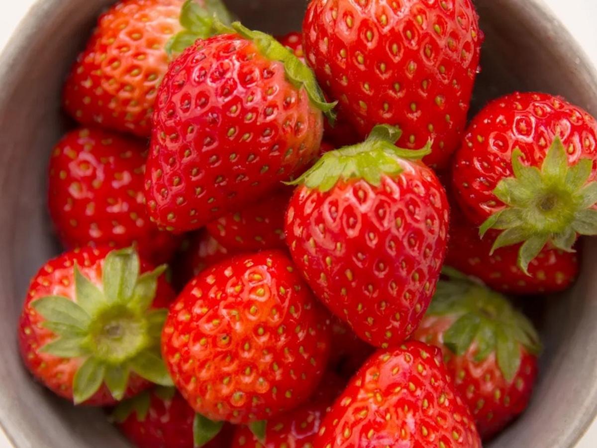 草莓農家分享如何利用鋁箔紙，讓冷藏10～14天的草莓依然新鮮又漂亮！