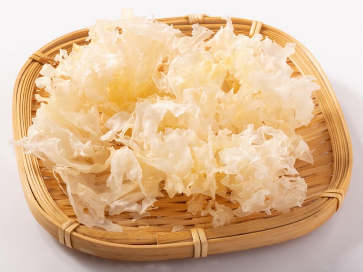 銀耳又名白木耳,它和黑木耳有何差別?新鮮銀耳和乾燥銀耳煮法不同!
