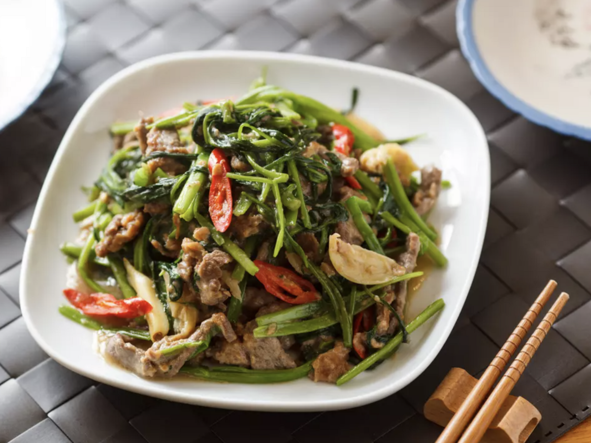 空心菜營養上桌!搭配肉片快炒也很美味~