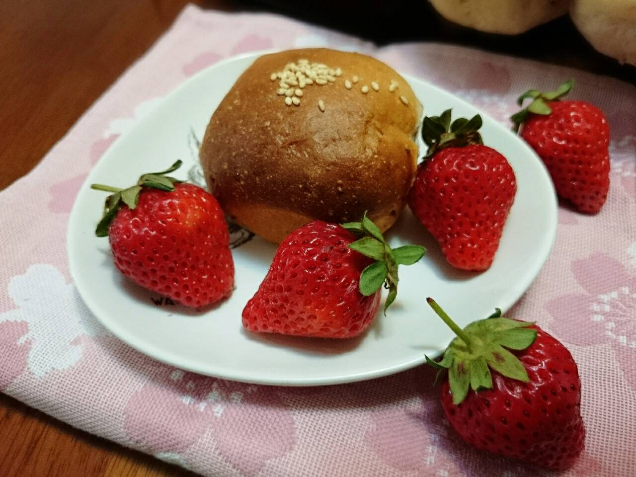 草莓煉乳餐包