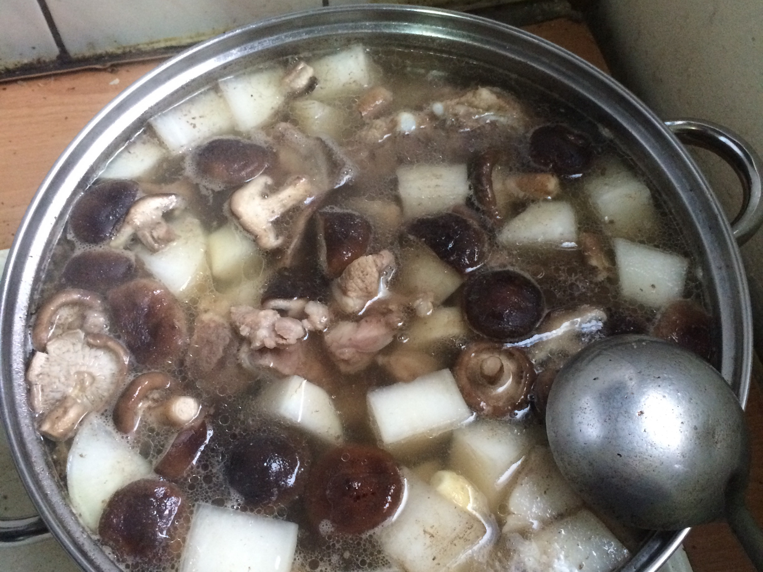 香菇排骨汤煲,香菇排骨汤,茶树菇排骨汤_大山谷图库