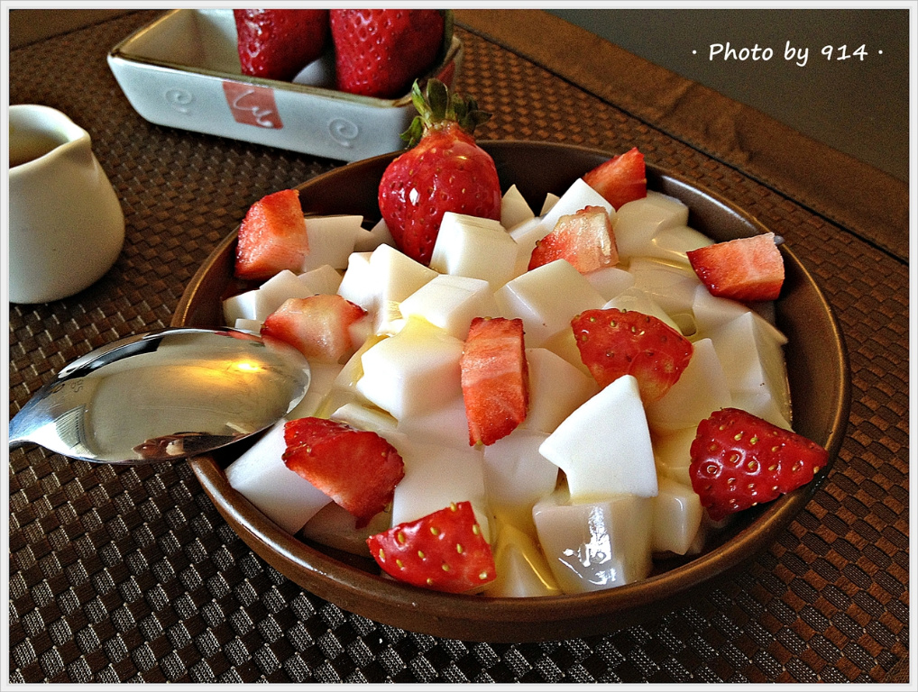 草莓杏仁豆腐by 喬伊絲 愛料理