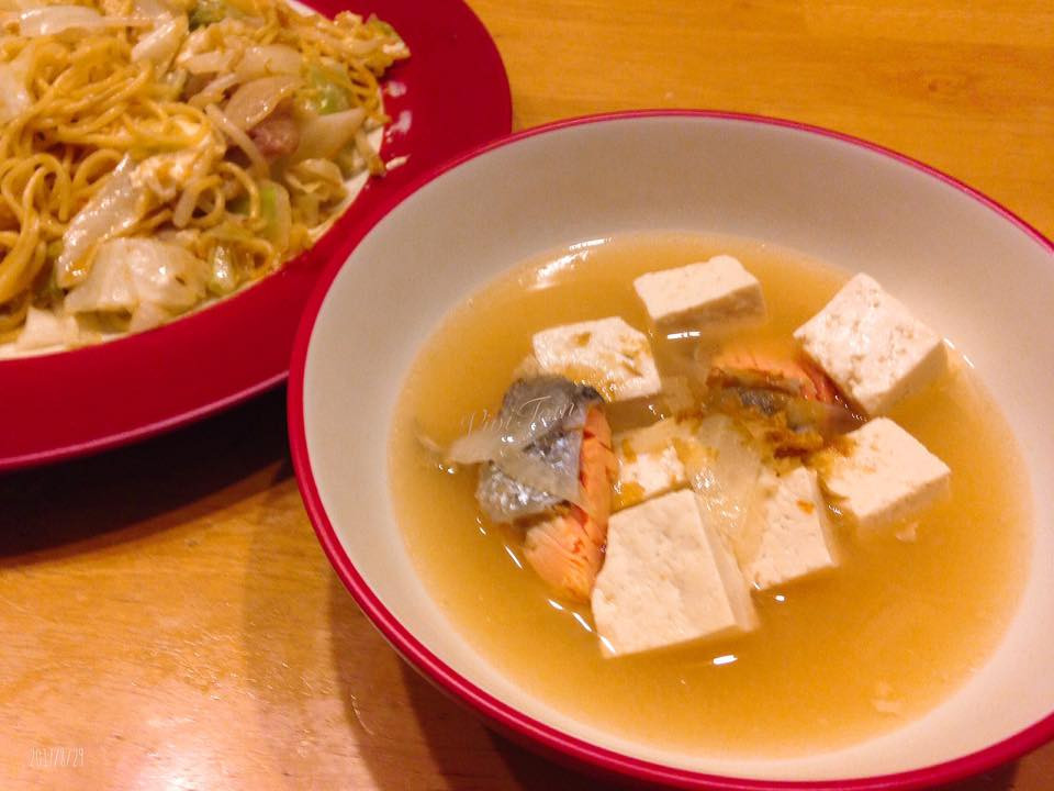 日式鮭魚紅白味噌柴魚湯
