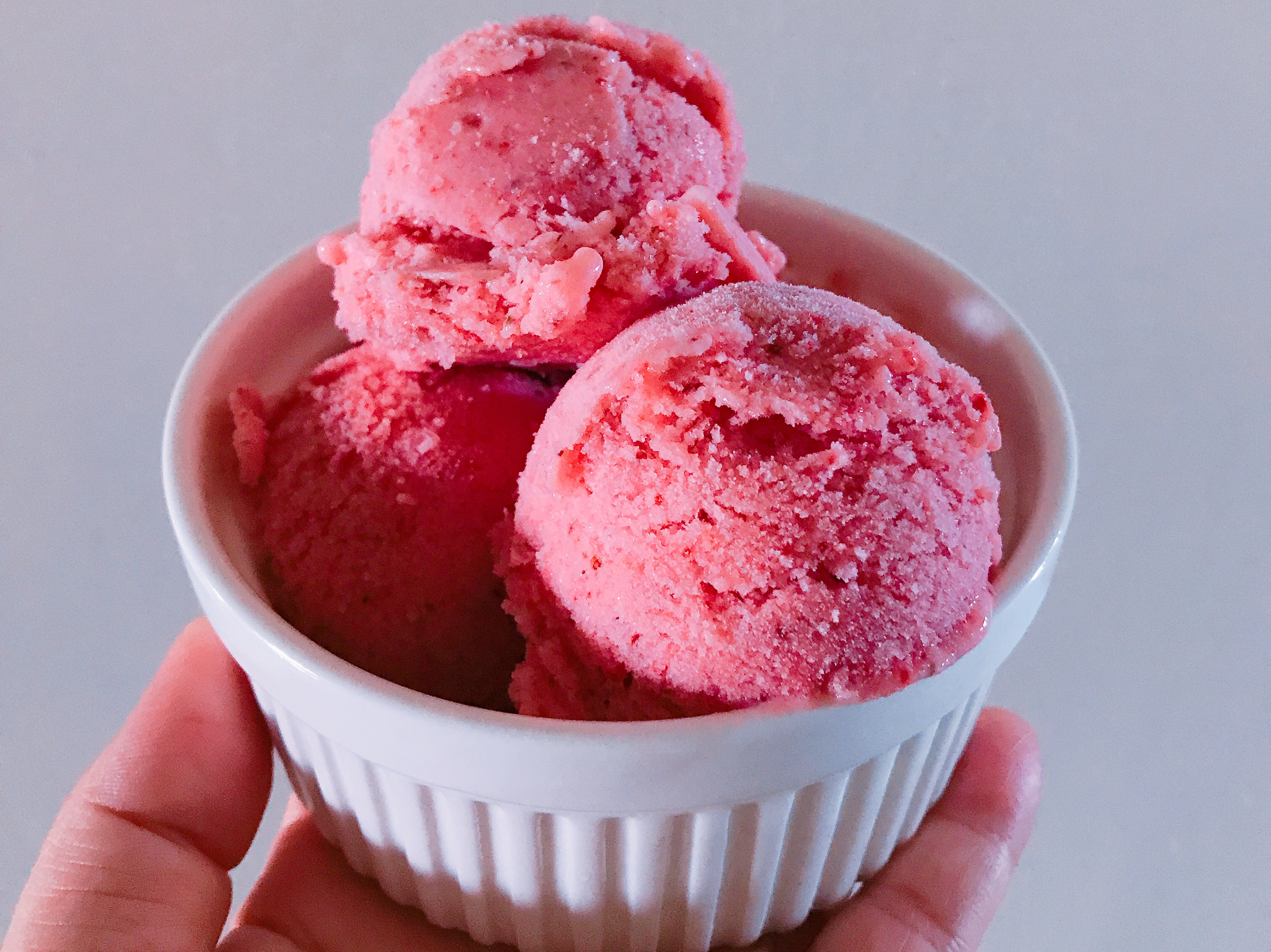 草莓冰淇淋和布丁甜点图片下载 - 觅知网