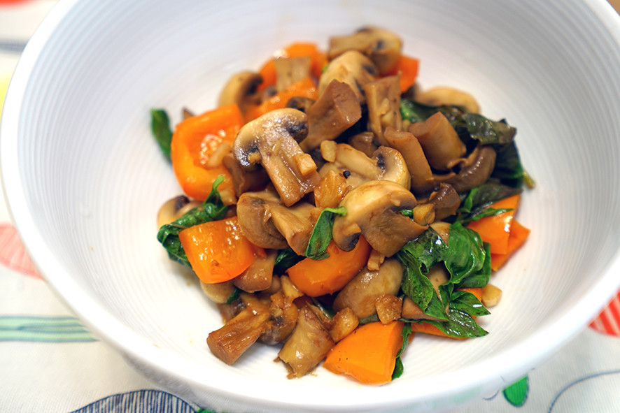 塔香蘑菇炒甜椒。可以帶便當的炒蔬菜!