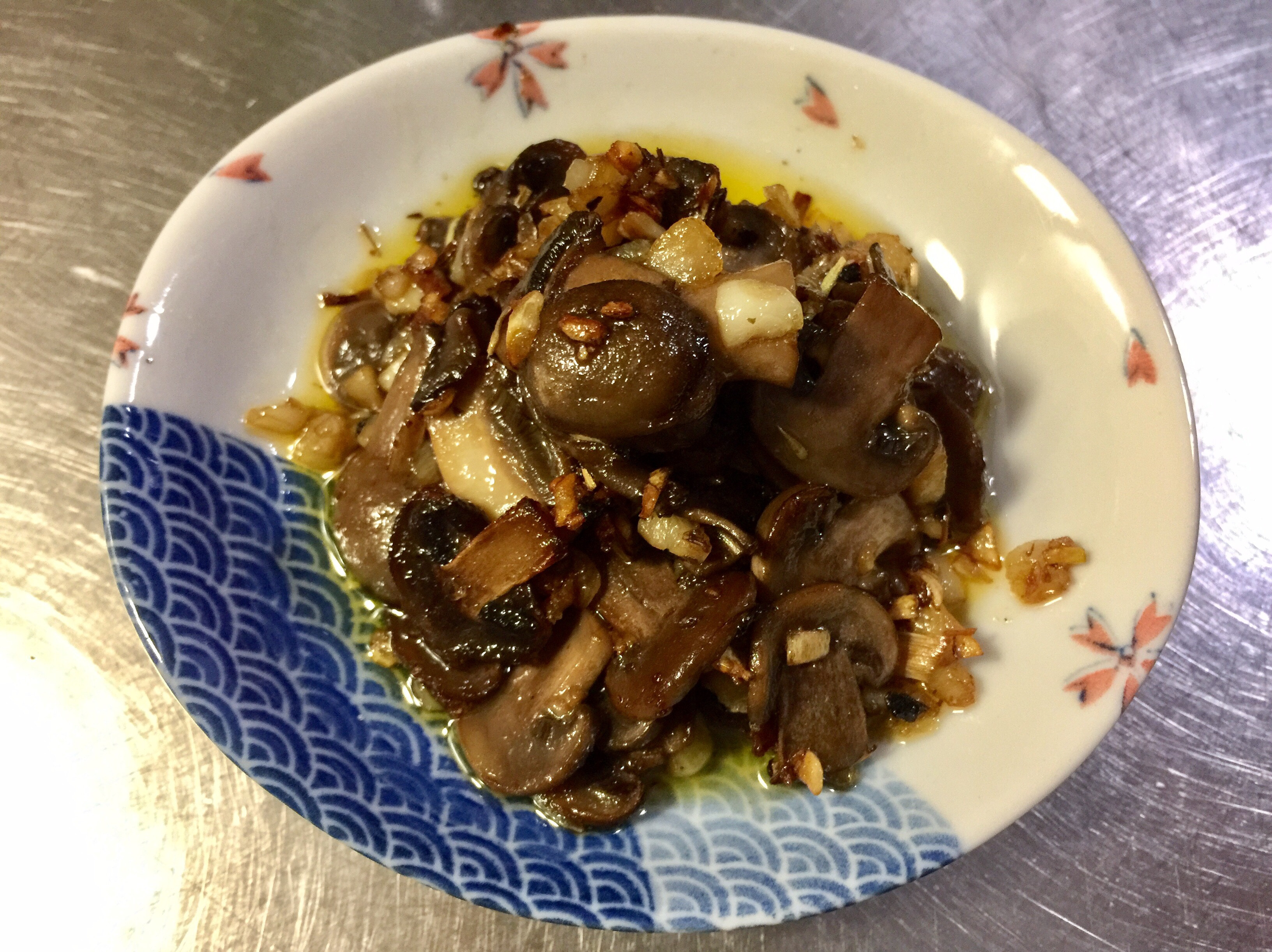 海明威煎蘑菇(西班牙风味)的做法_海明威煎蘑菇(西班牙风味)怎么做_海明威煎蘑菇(西班牙风味)的家常做法_兔牙【心食谱】