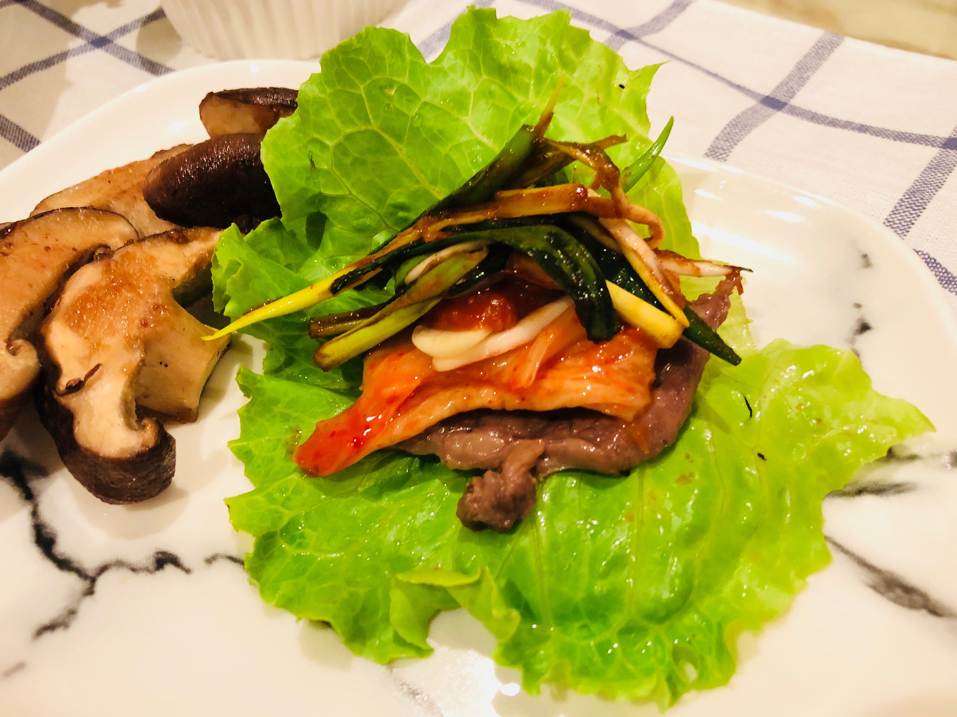 【韩式菜包肉】韩式煮法的五花肉和蔬菜的完美搭配！娃娃菜里放上五花肉和烤肉酱吃一大口真的太满足啦/Bossam_哔哩哔哩_bilibili