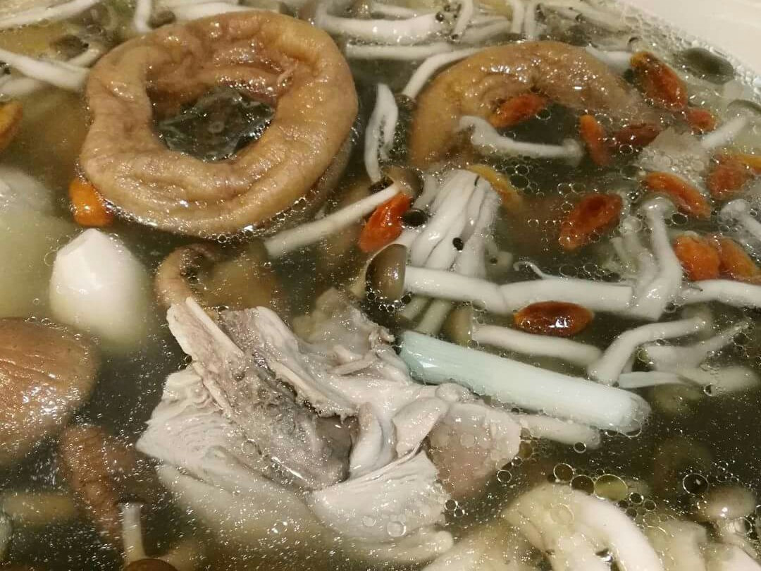 柿餅菇菇雞湯