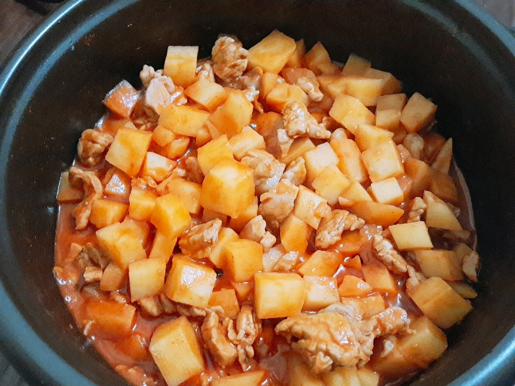 韓式馬鈴薯燉馬鈴薯燉肉by Virginia Xin 愛料理