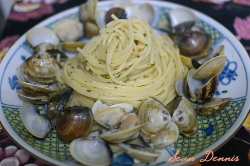 簡易便宜料多的白酒蛤蜊義大利麵