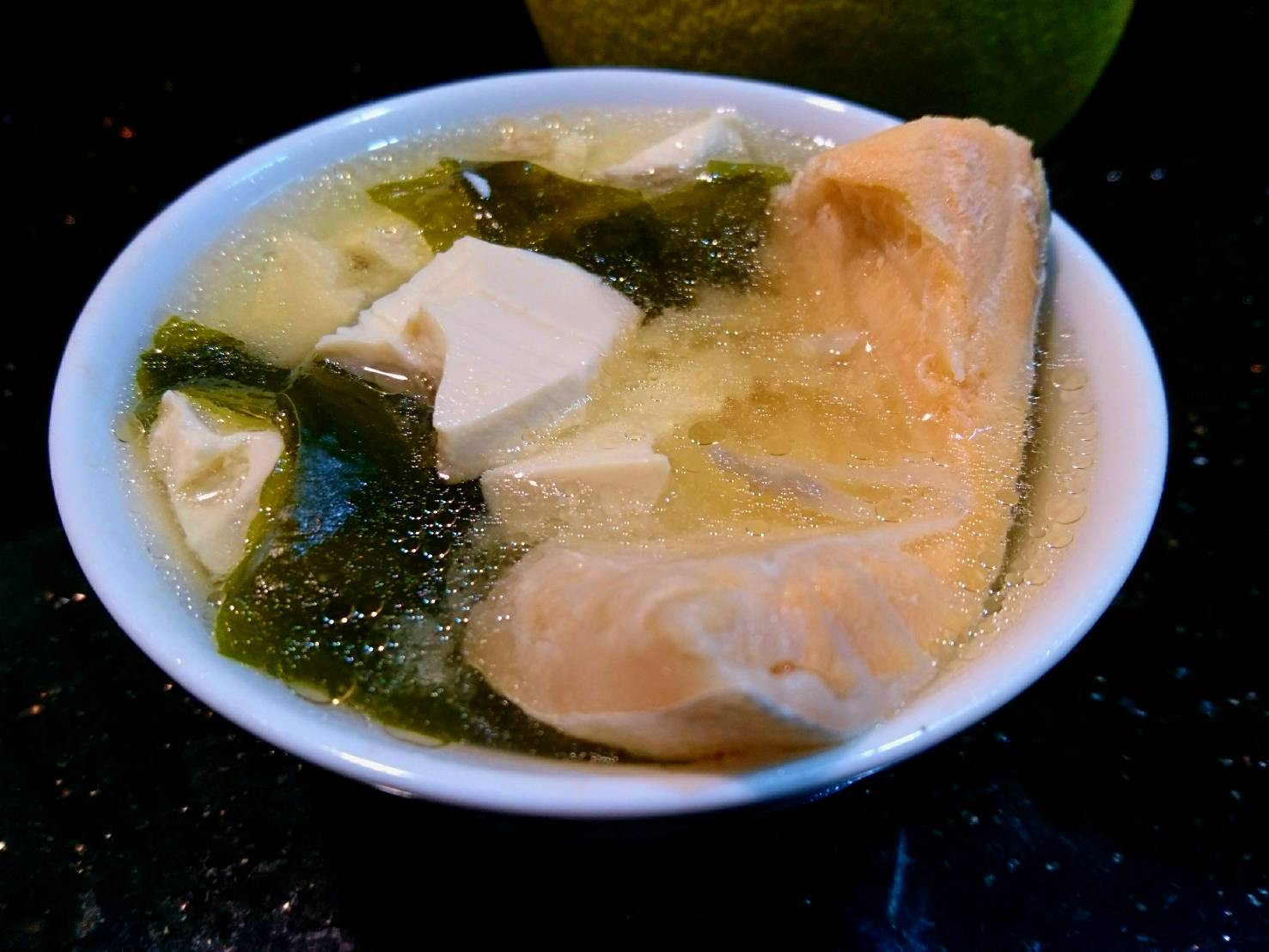 鮭魚海帶芽豆腐味噌湯