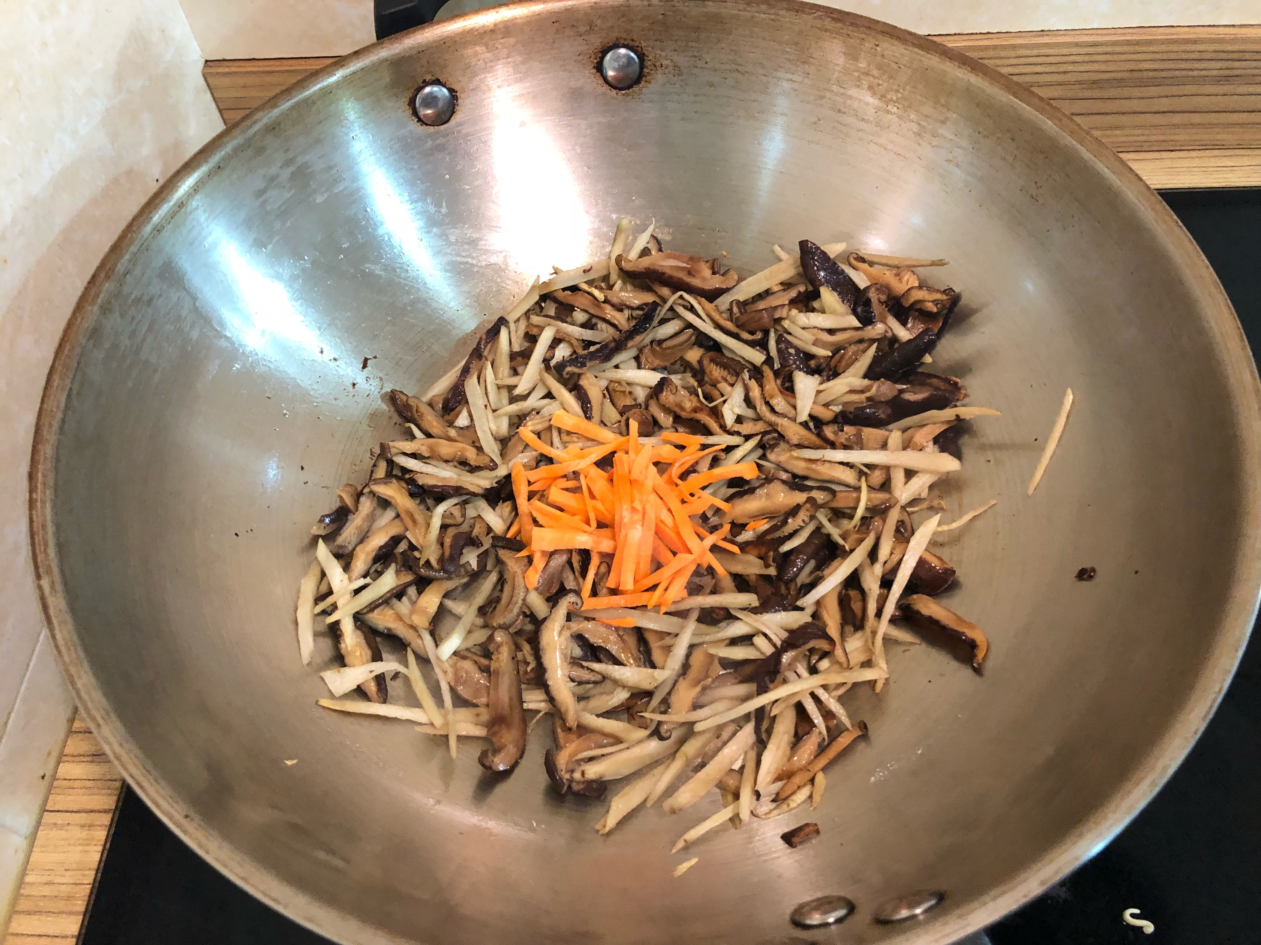 全素料理-牛蒡紅蘿蔔炒香菇(素肉絲)