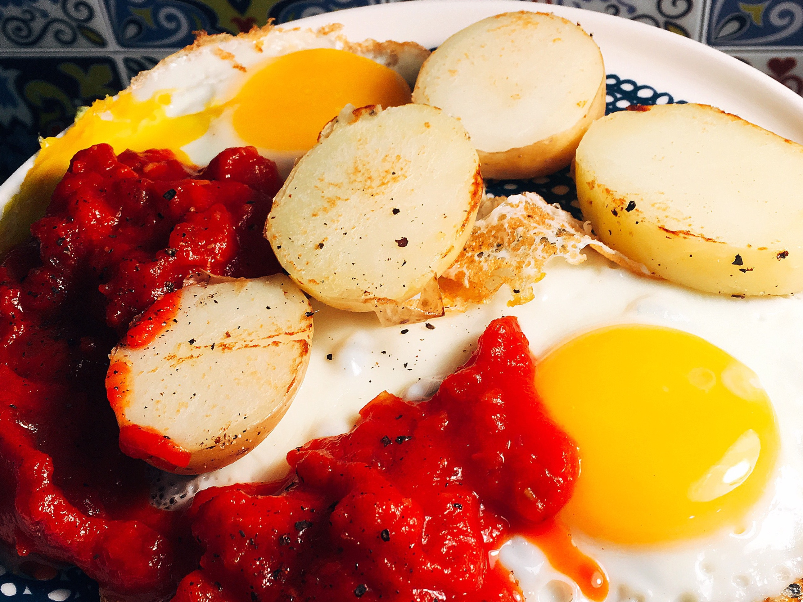 就是早餐：蕃茄醬汁, 太陽蛋, 馬鈴薯