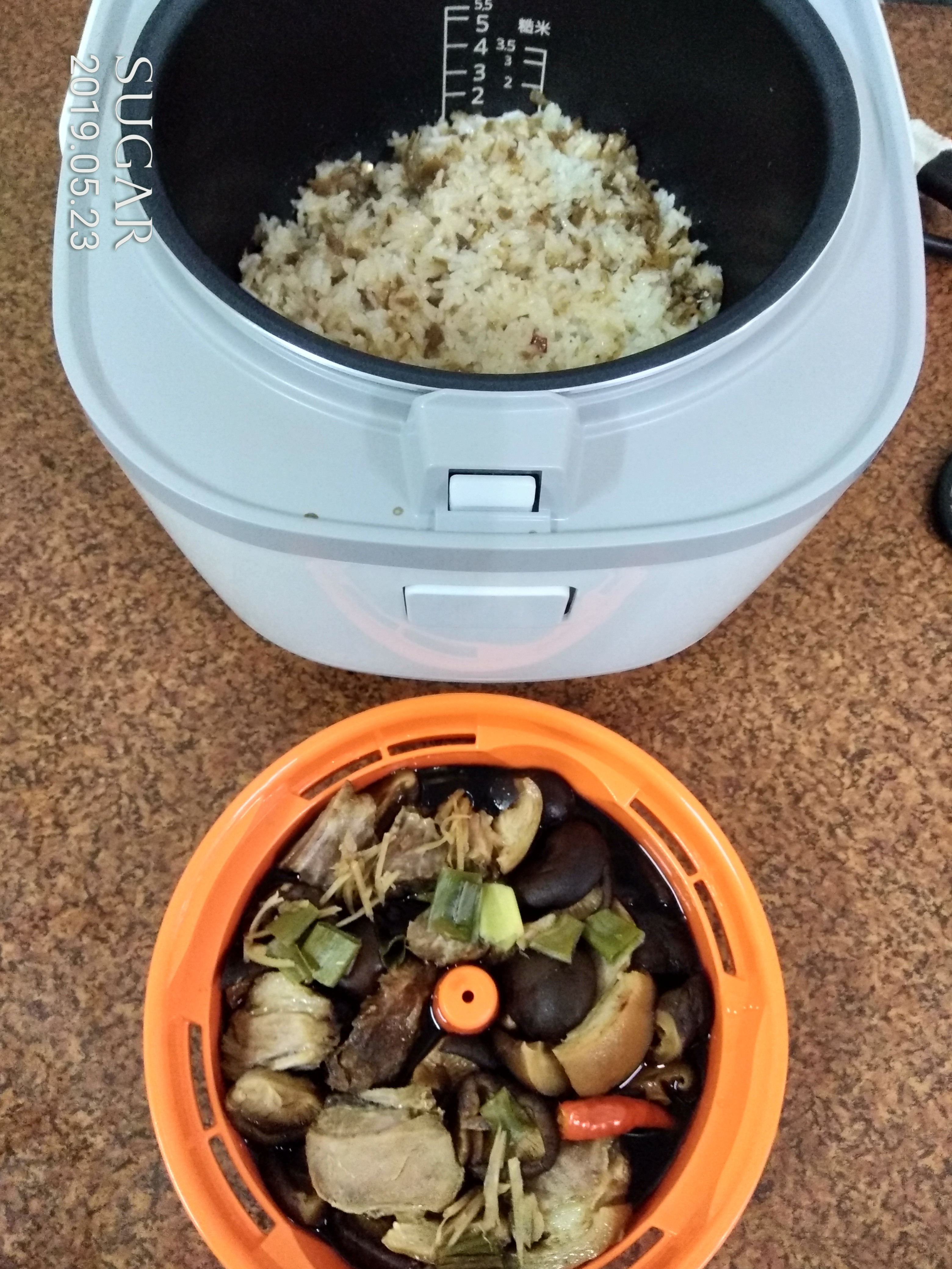 一鍋xo醬糯米飯和滷香菇豬腳