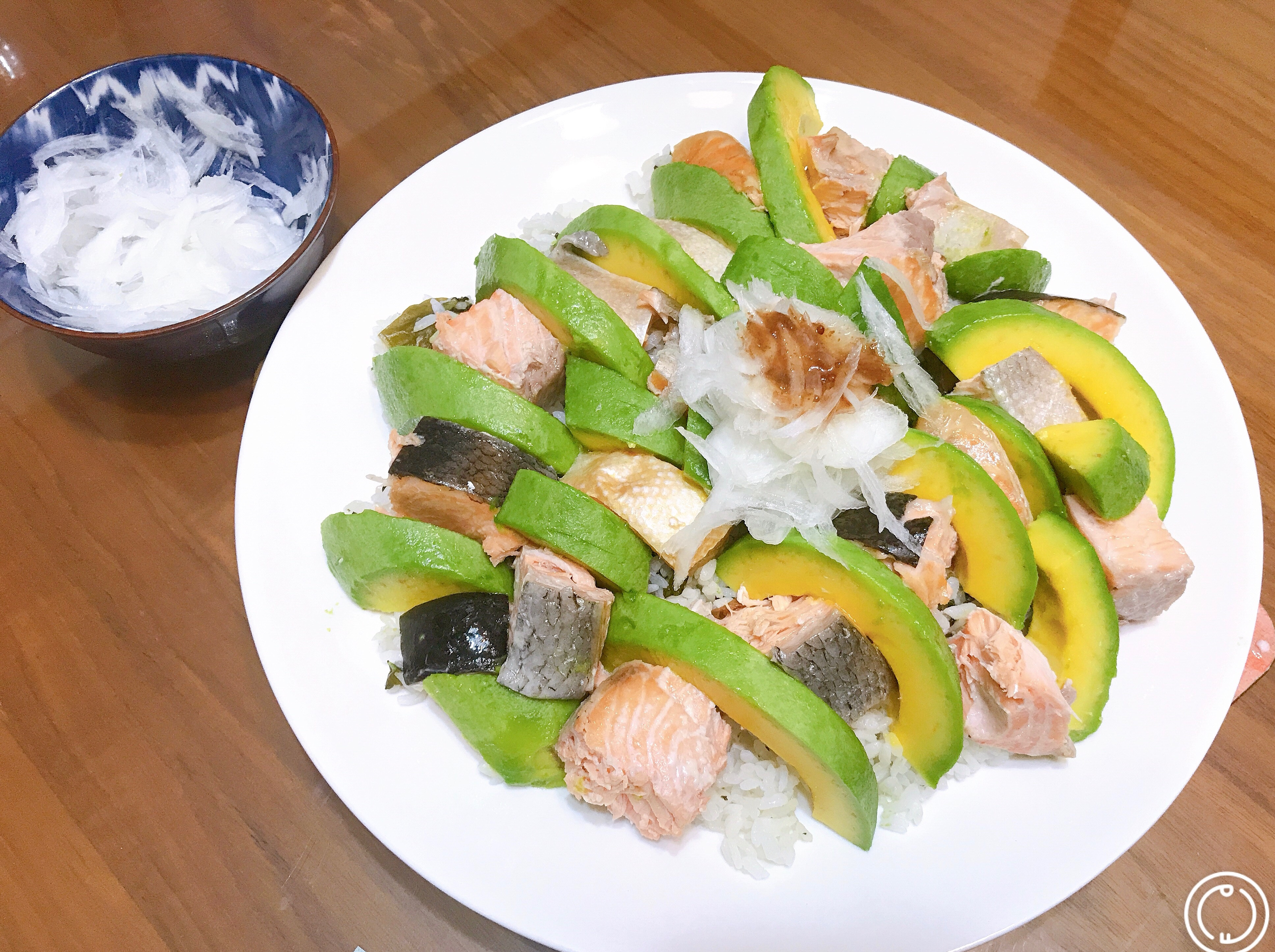 酪梨鮭魚散壽司