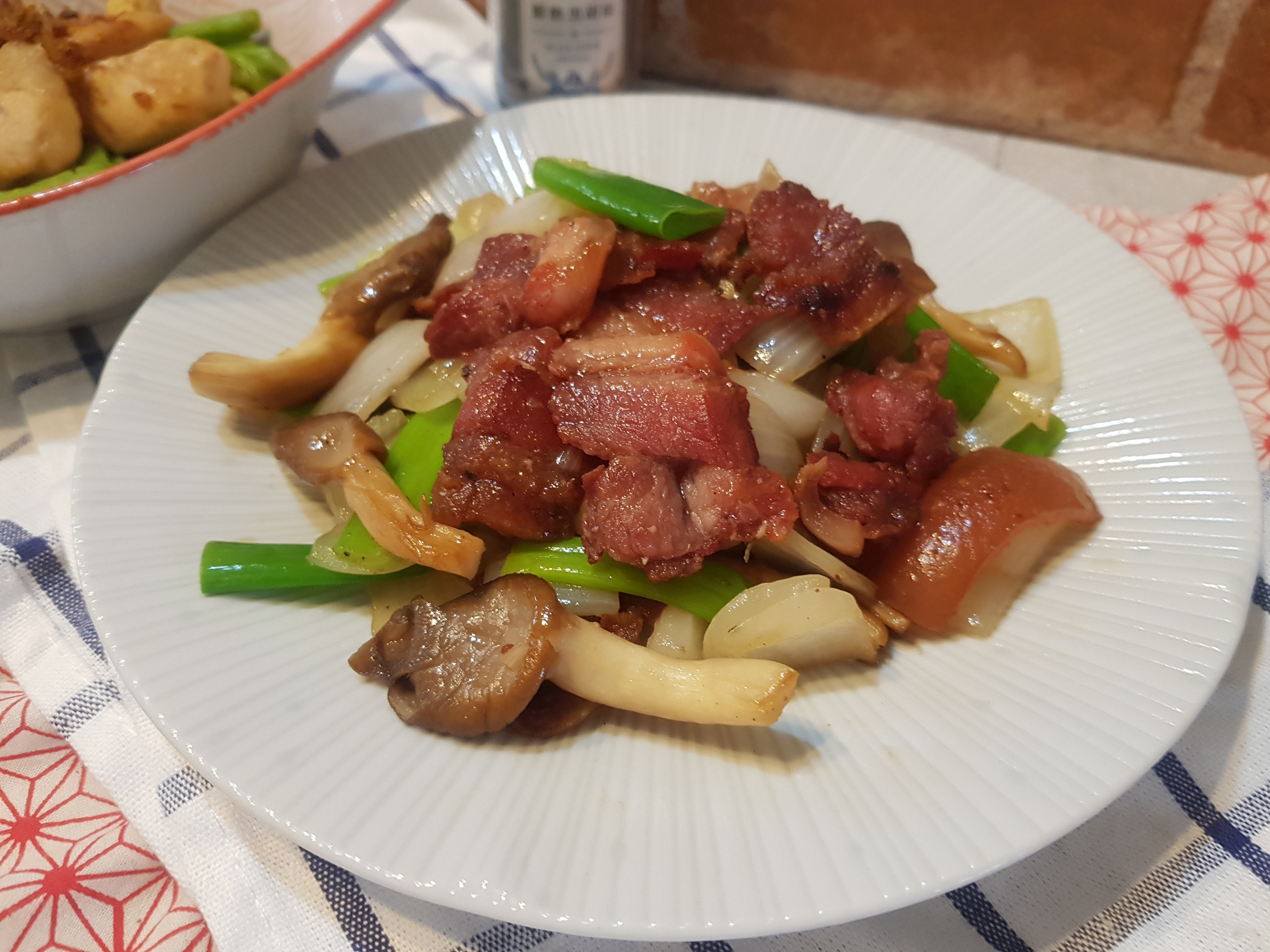 洋蔥鴻禧菇炒QQ紅麴五花肉片