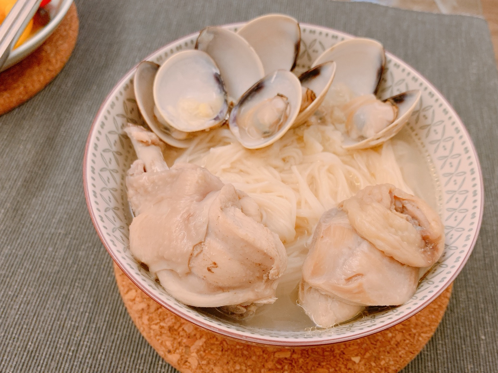 蒜頭蛤蜊雞湯麵線