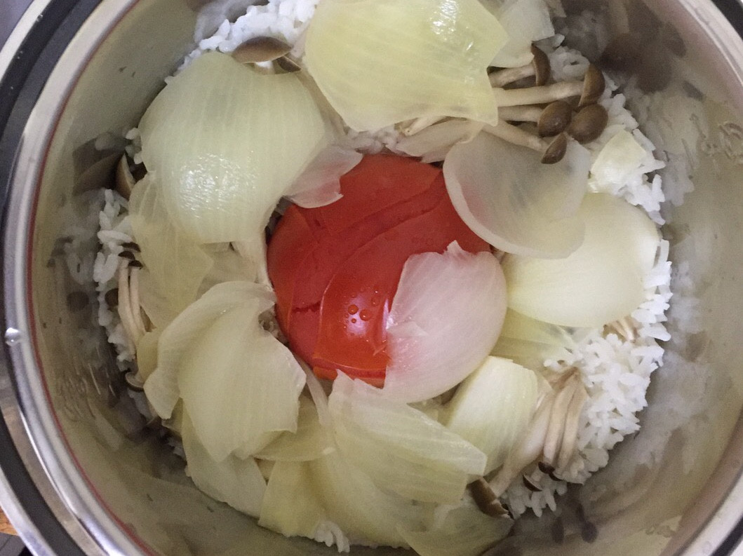 電鍋一鍋到底之蕃茄鮮菇洋蔥炊飯