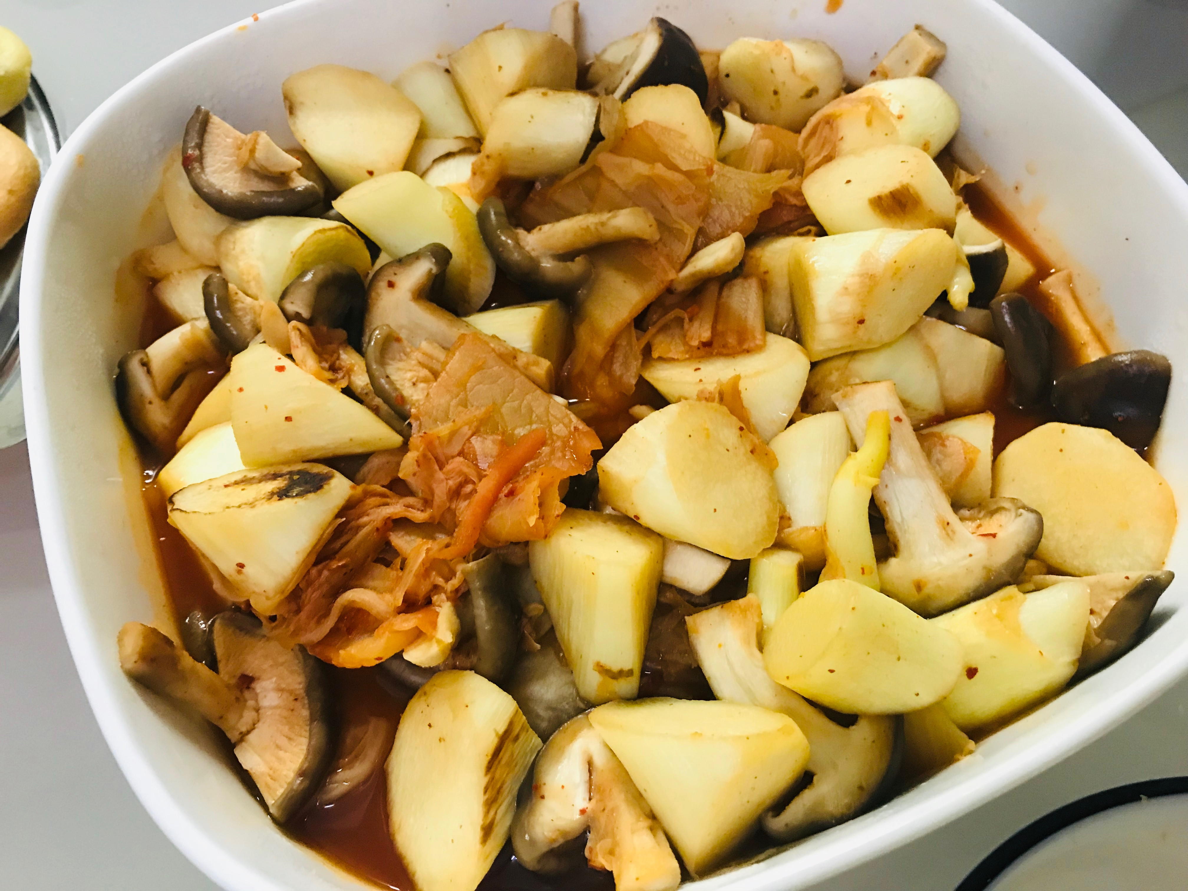 辣辣的：韓式泡菜皎白筍菇菇煮