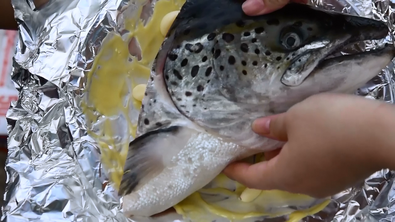 中秋烤肉：鮭魚頭