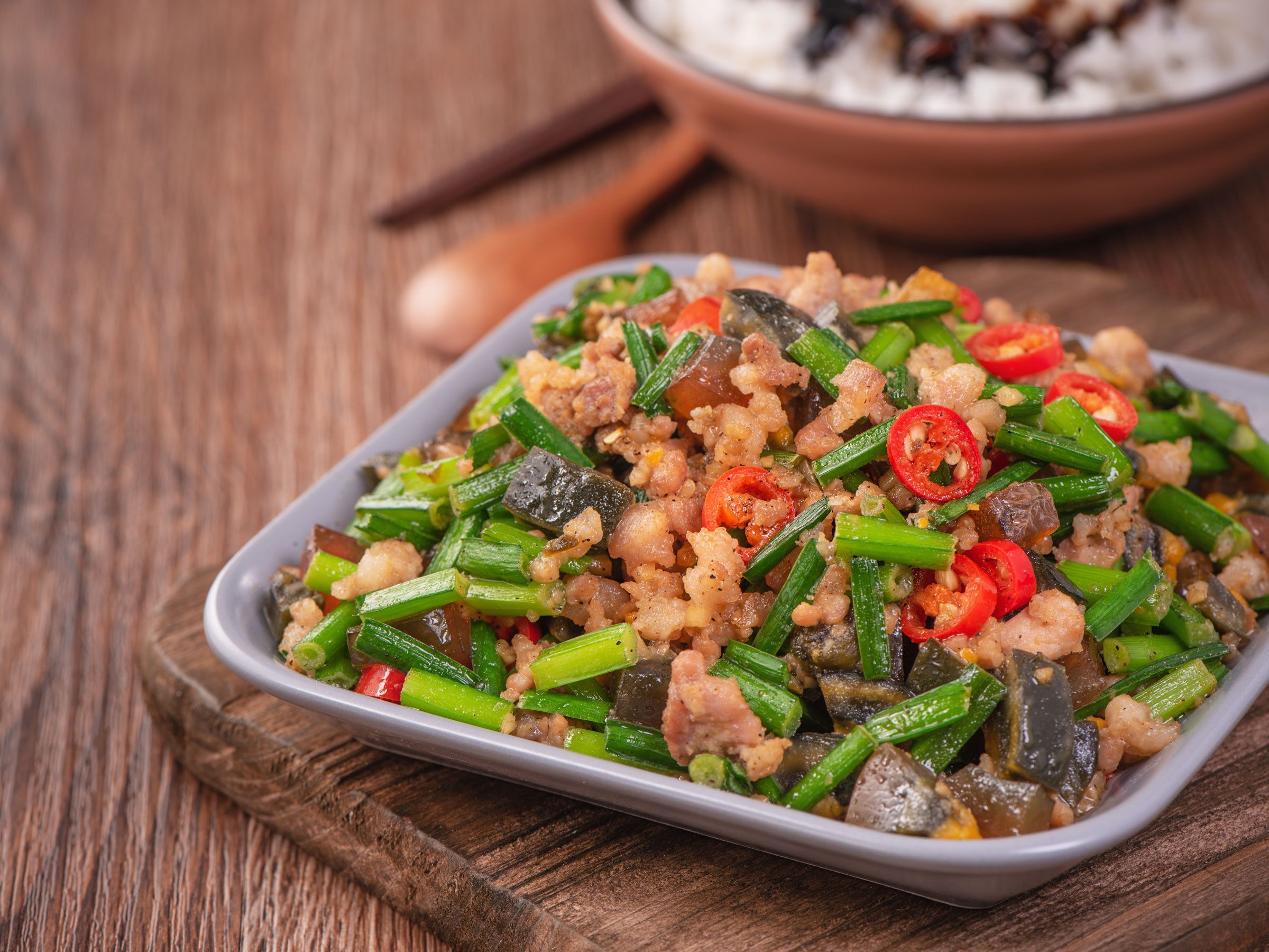 韭菜花皮蛋炒肉末 蒸魚醬油 By 李錦記 愛料理