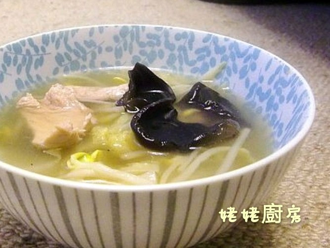 黄豆芽木耳旺菜肉片湯