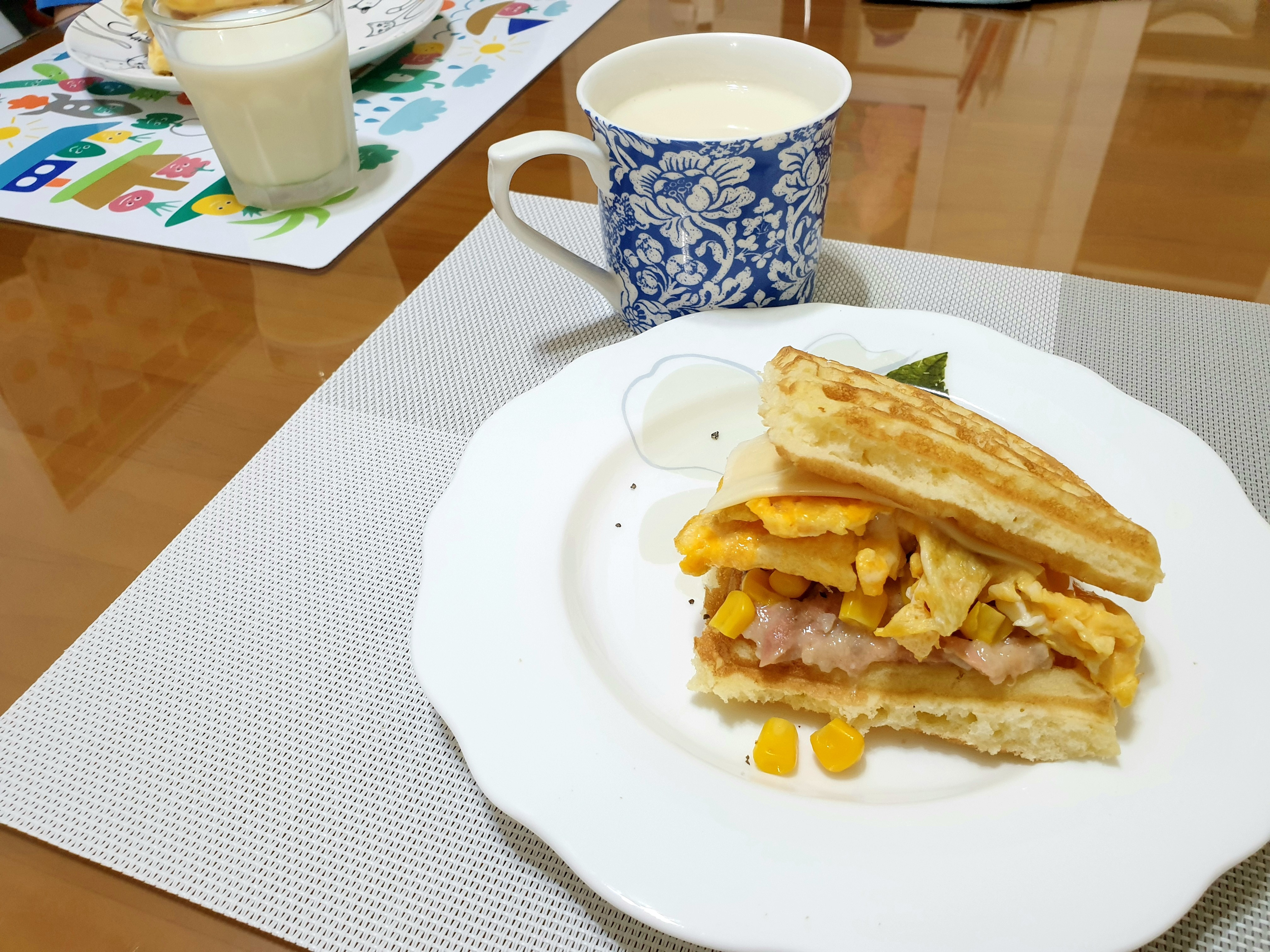 玉米鮪魚起士蛋 鬆餅早餐