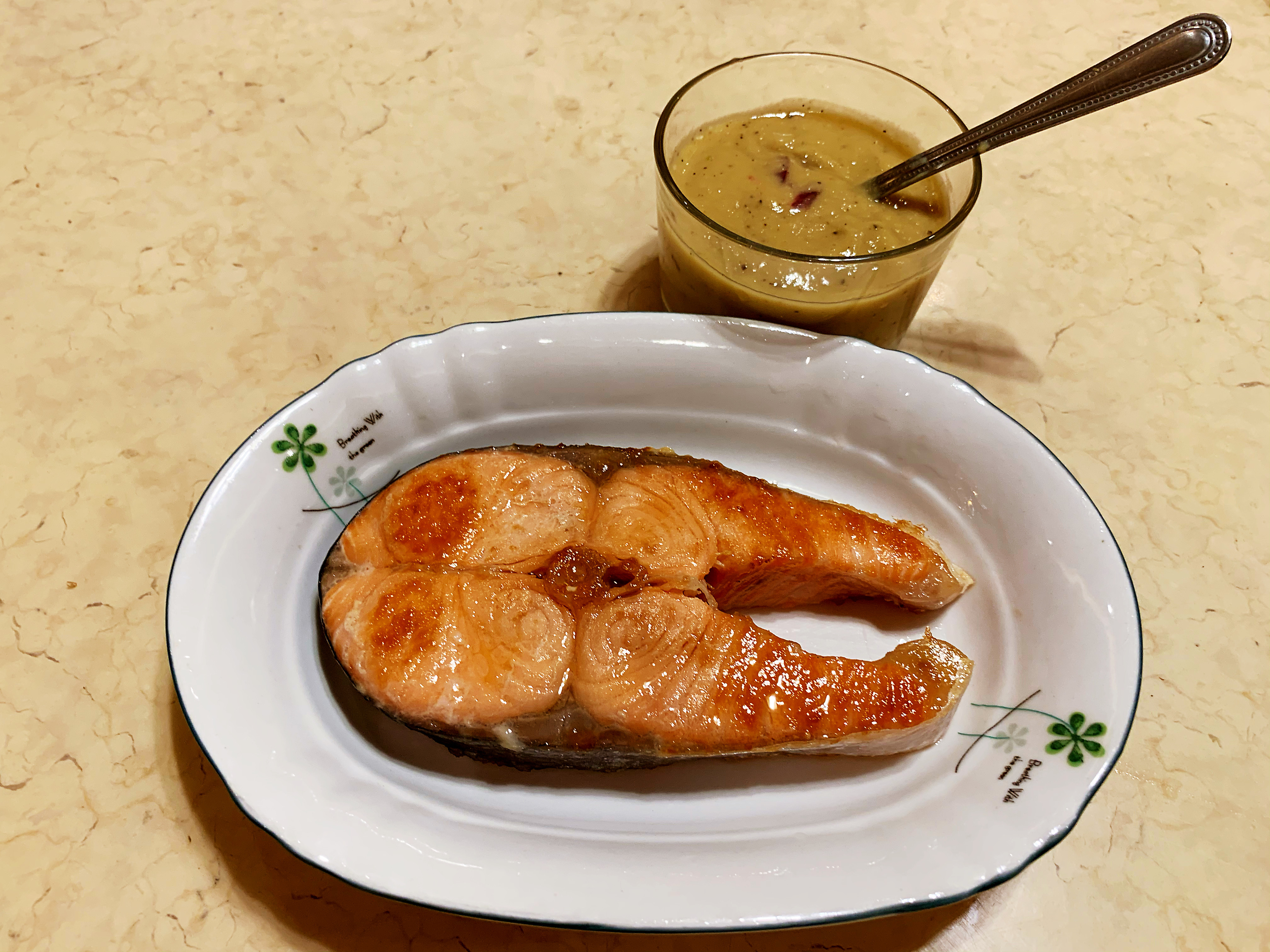 香煎鮭魚佐酪梨醬