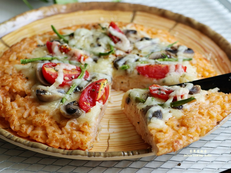蘑菇番茄空心菜米披薩