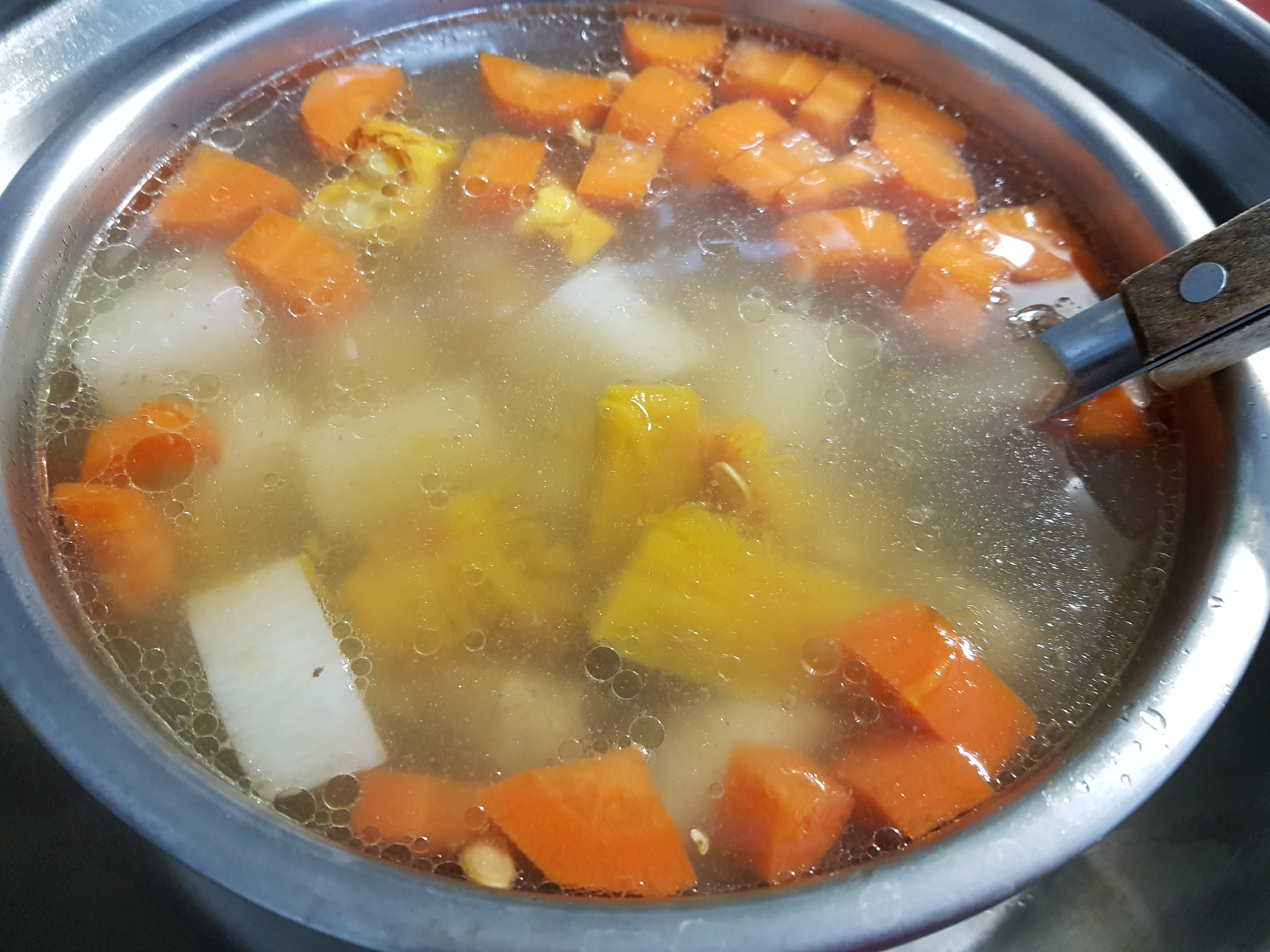 電鍋料理：南瓜山藥紅蘿蔔排骨湯