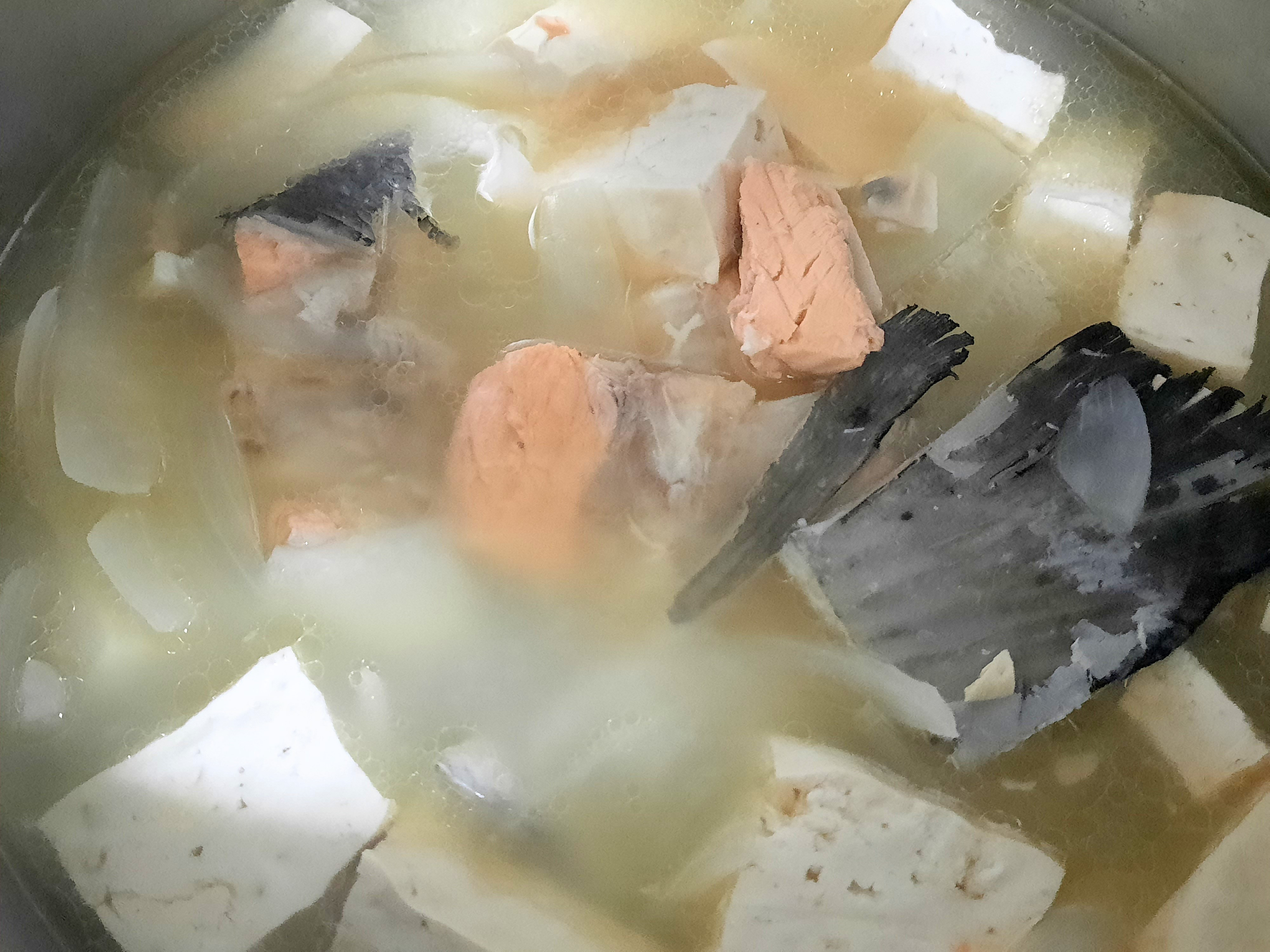 鮭魚骨煲湯