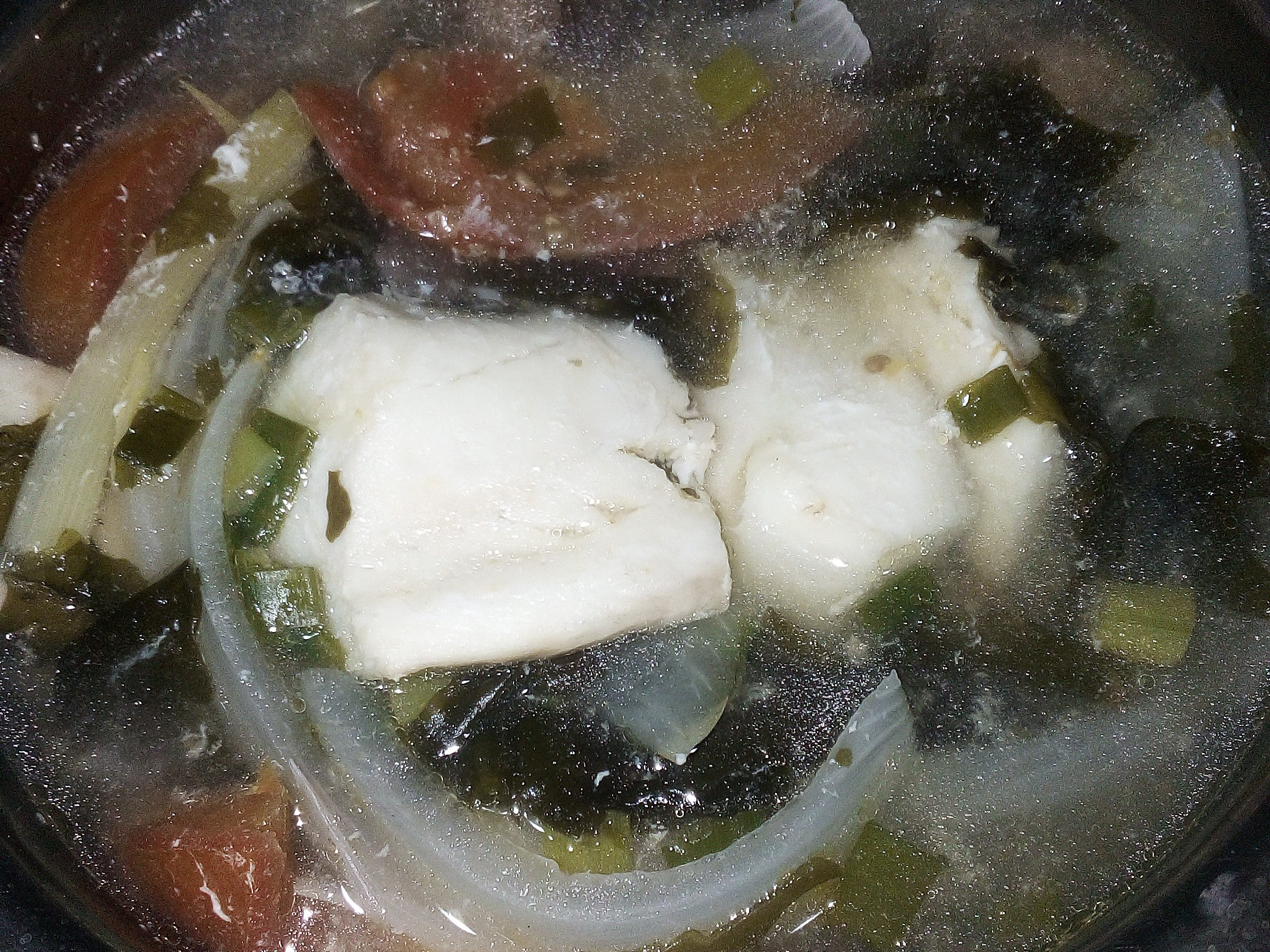 電鍋蕃茄洋蔥海帶芽魚湯