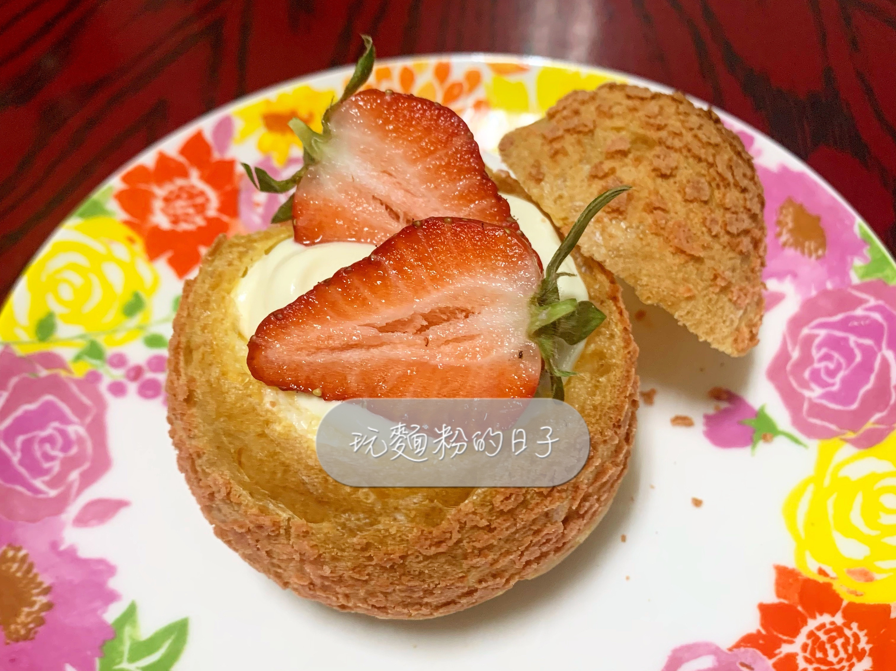草莓酥皮泡芙