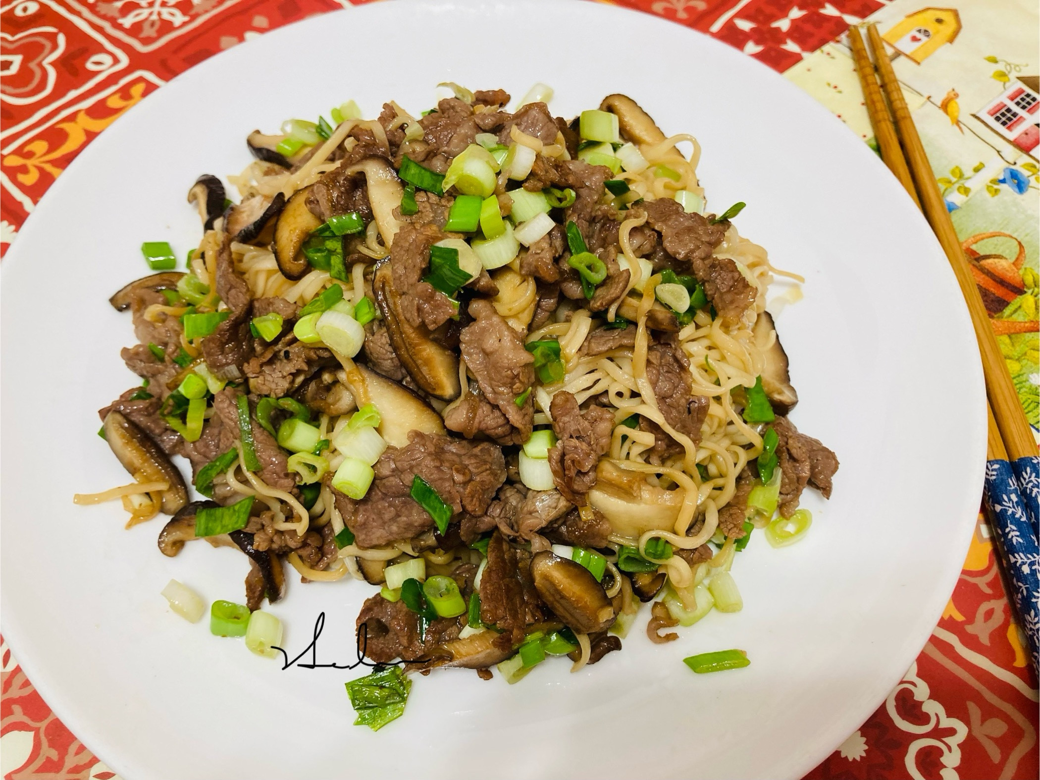 Stir-fried instant noodles with beef and mushrooms / 10 minutes - 愛料理