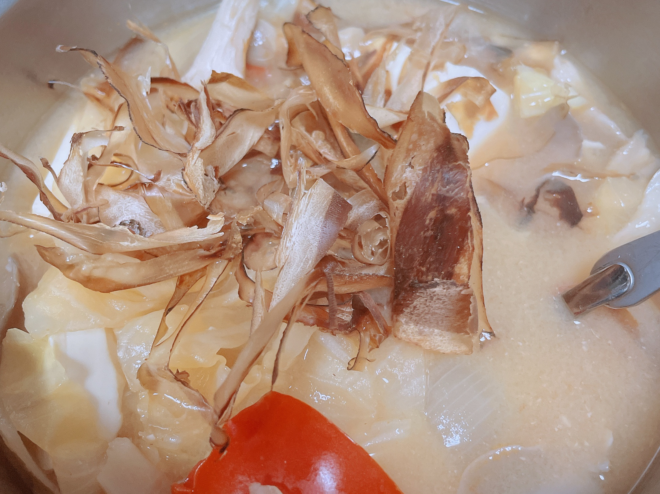 柴魚片味噌番茄洋蔥高麗菜秀珍菇豆腐湯