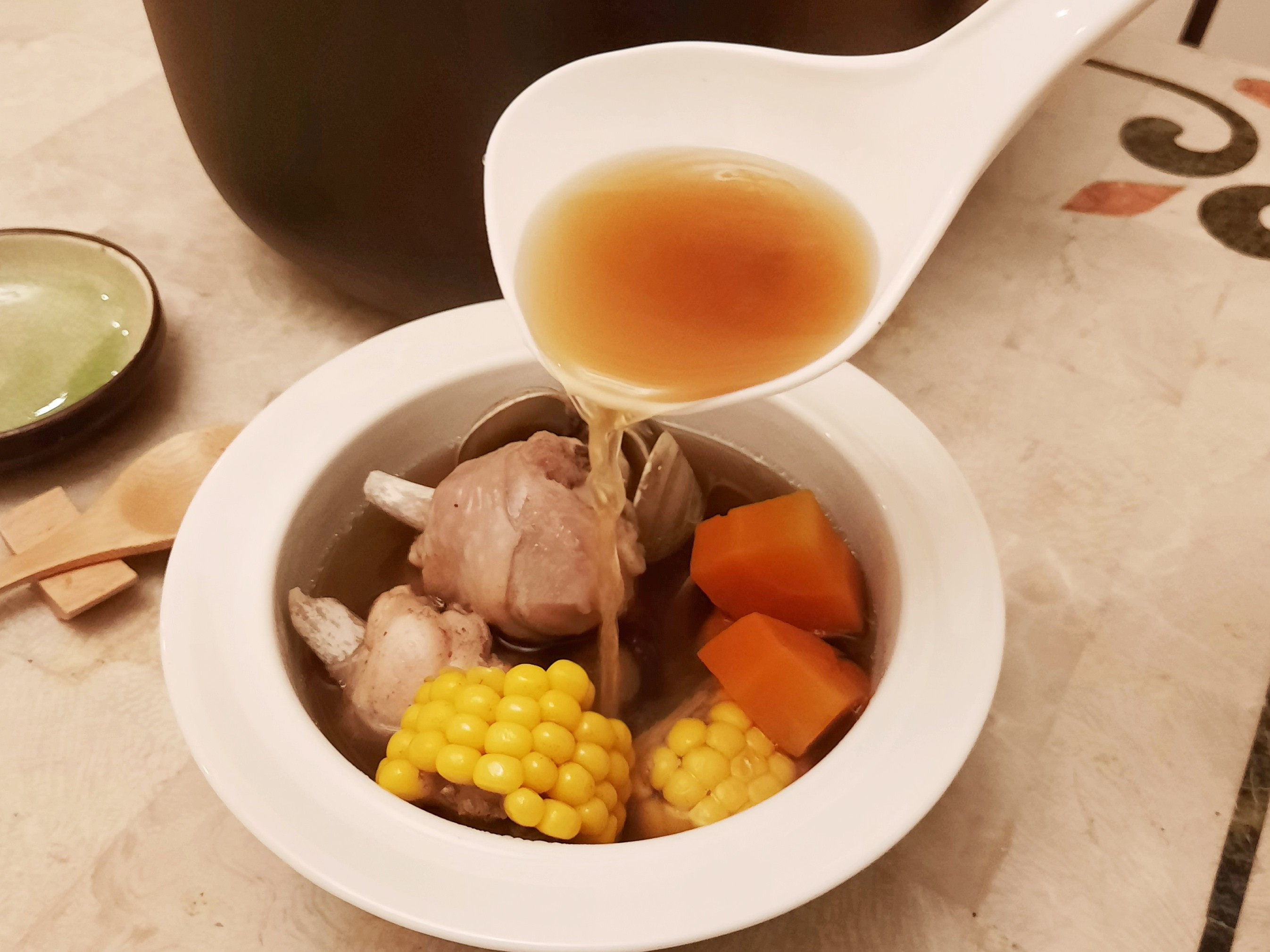 冬季補湯－玉米蛤蜊香菇雞湯（電子鍋版）