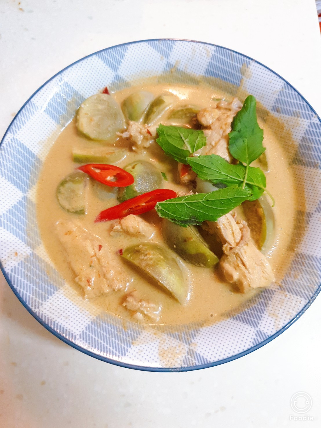 泰式雞肉紅咖哩แกงเผ็ดไก่