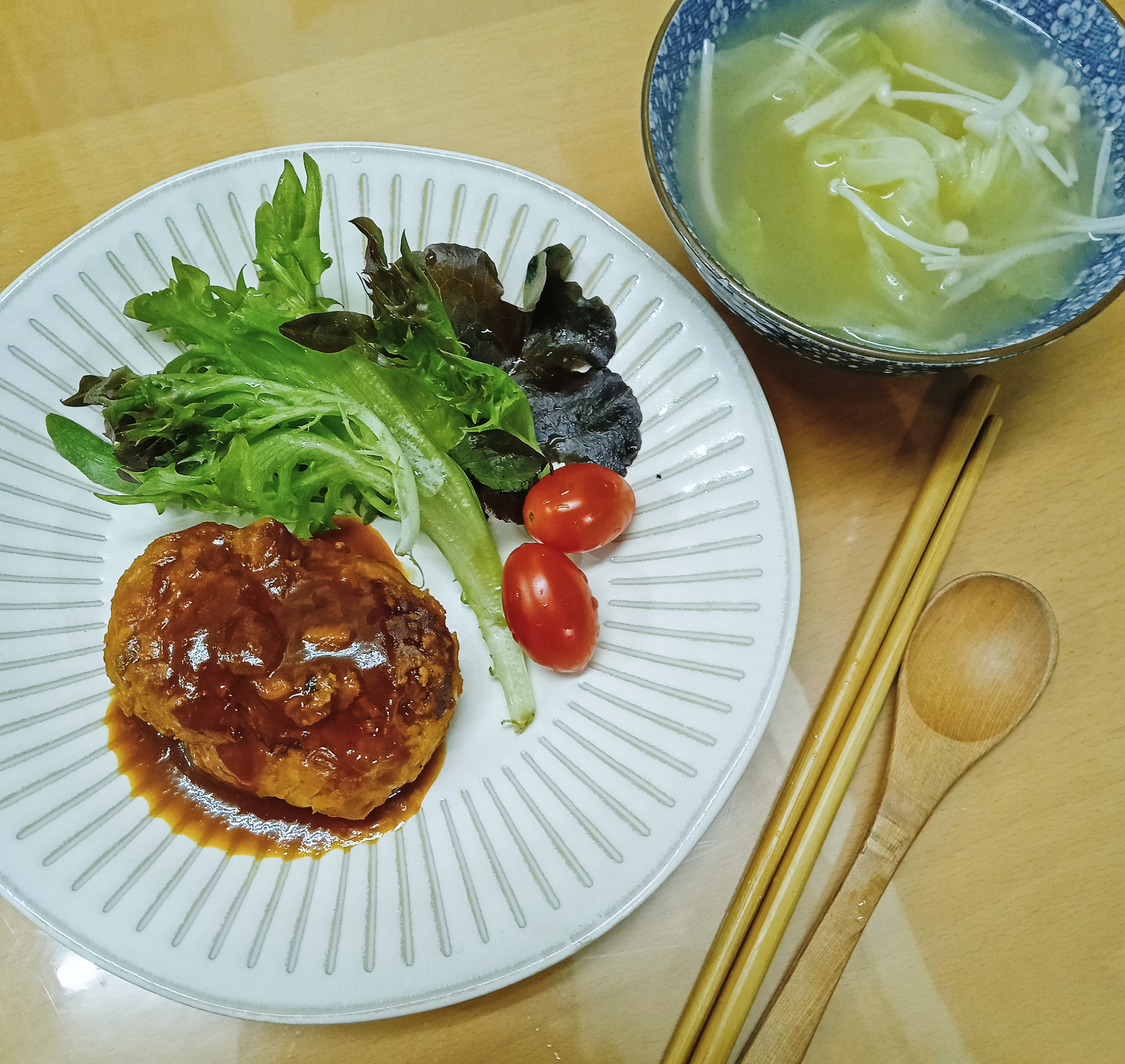 豆腐蔬菜漢堡排+高麗菜味噌湯+飯