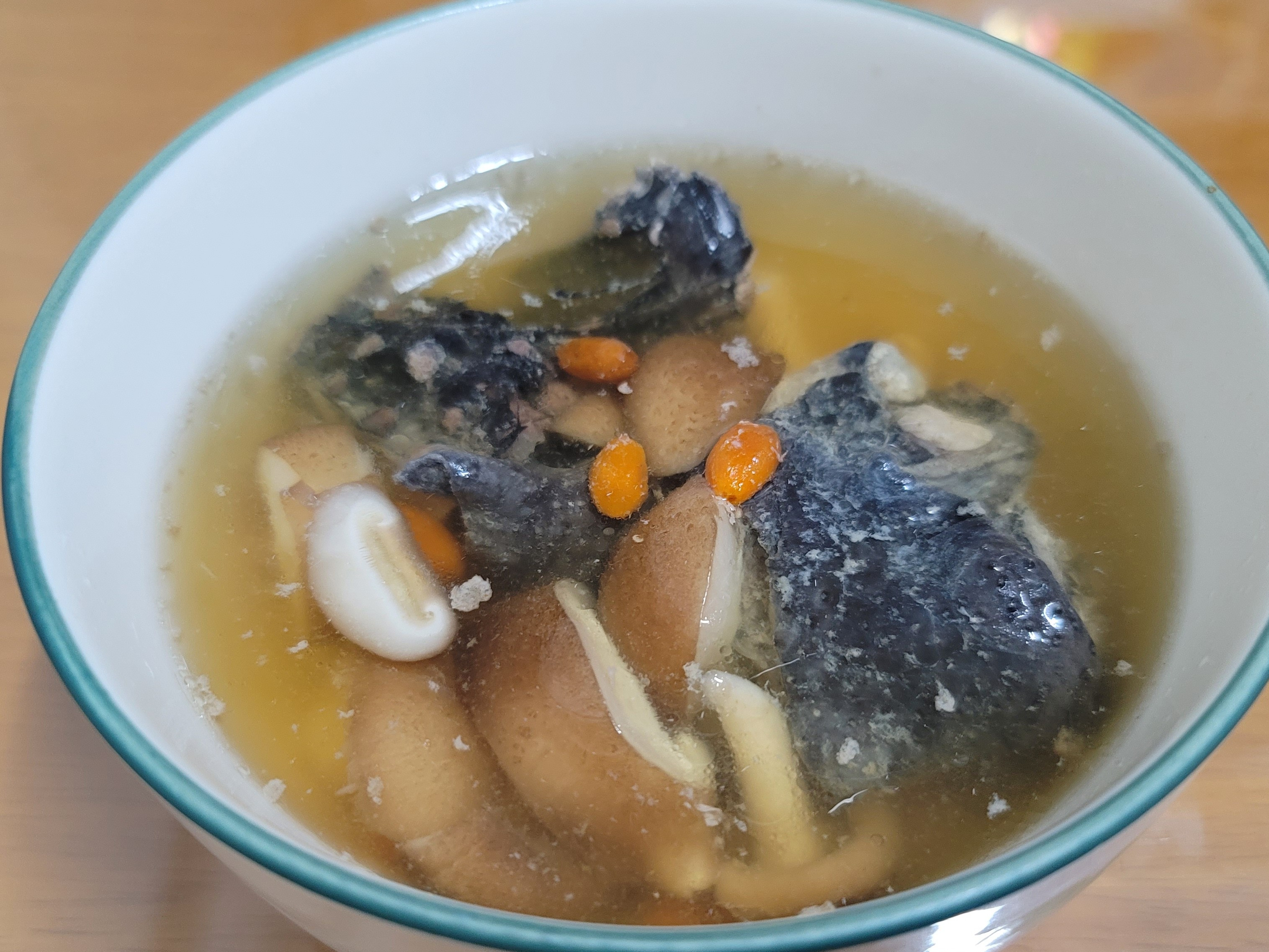 電鍋料理：香菇蓮子枸杞烏骨雞湯