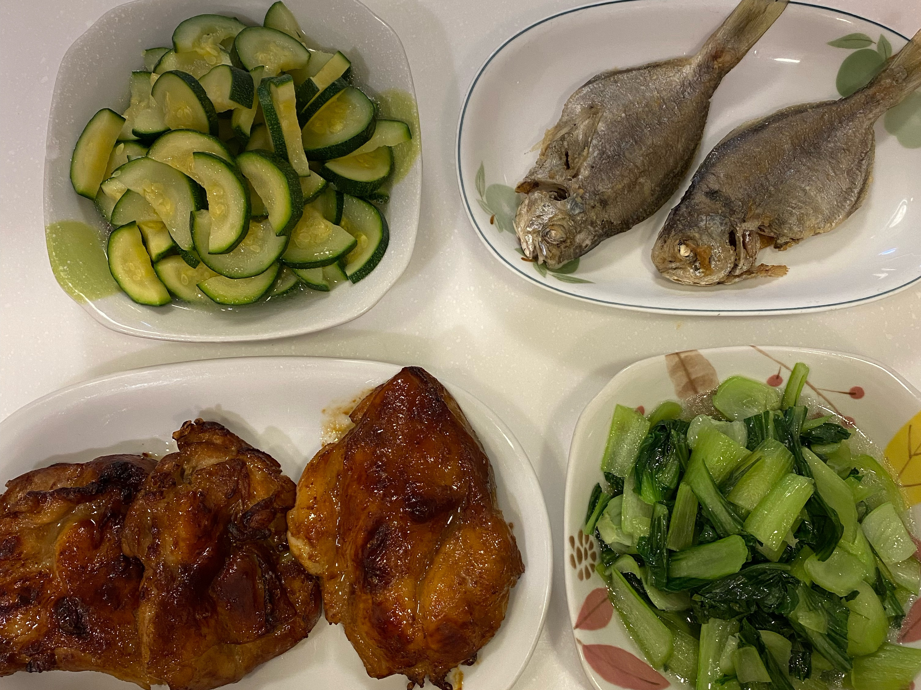 晚餐：烤雞腿排、煎肉魚、炒櫛瓜、炒青江菜