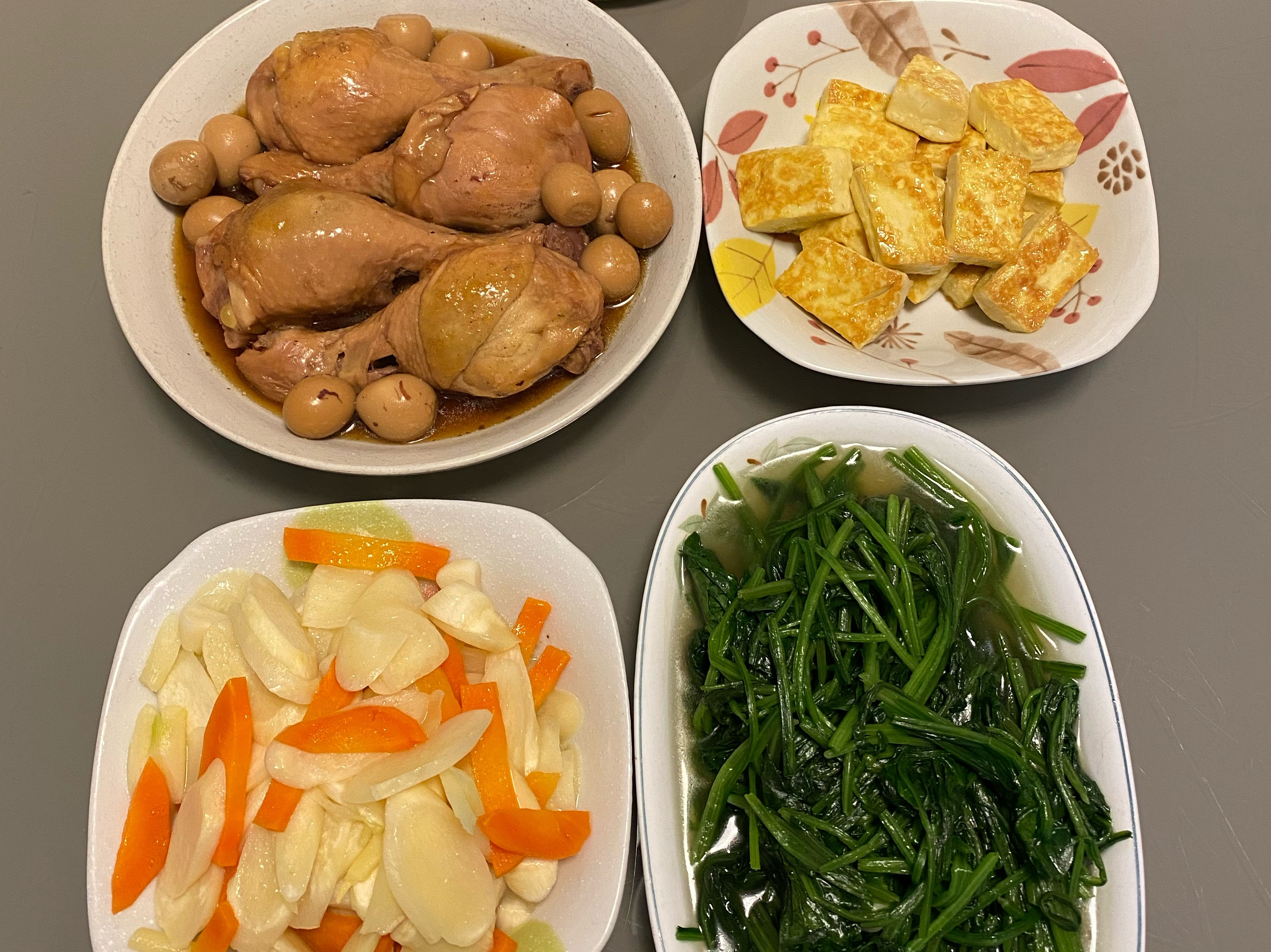 晚餐：滷雞腿、煎雞蛋豆腐、炒皎白筍和菠菜 by 露西隨意煮 - 愛料理