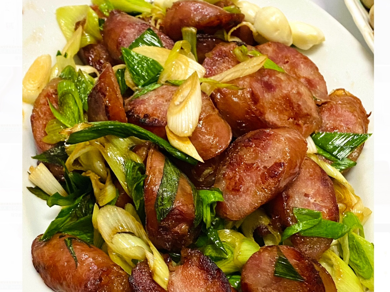 Sausage Sautéed With Garlic Sprouts By 心之小廚 - 愛料理