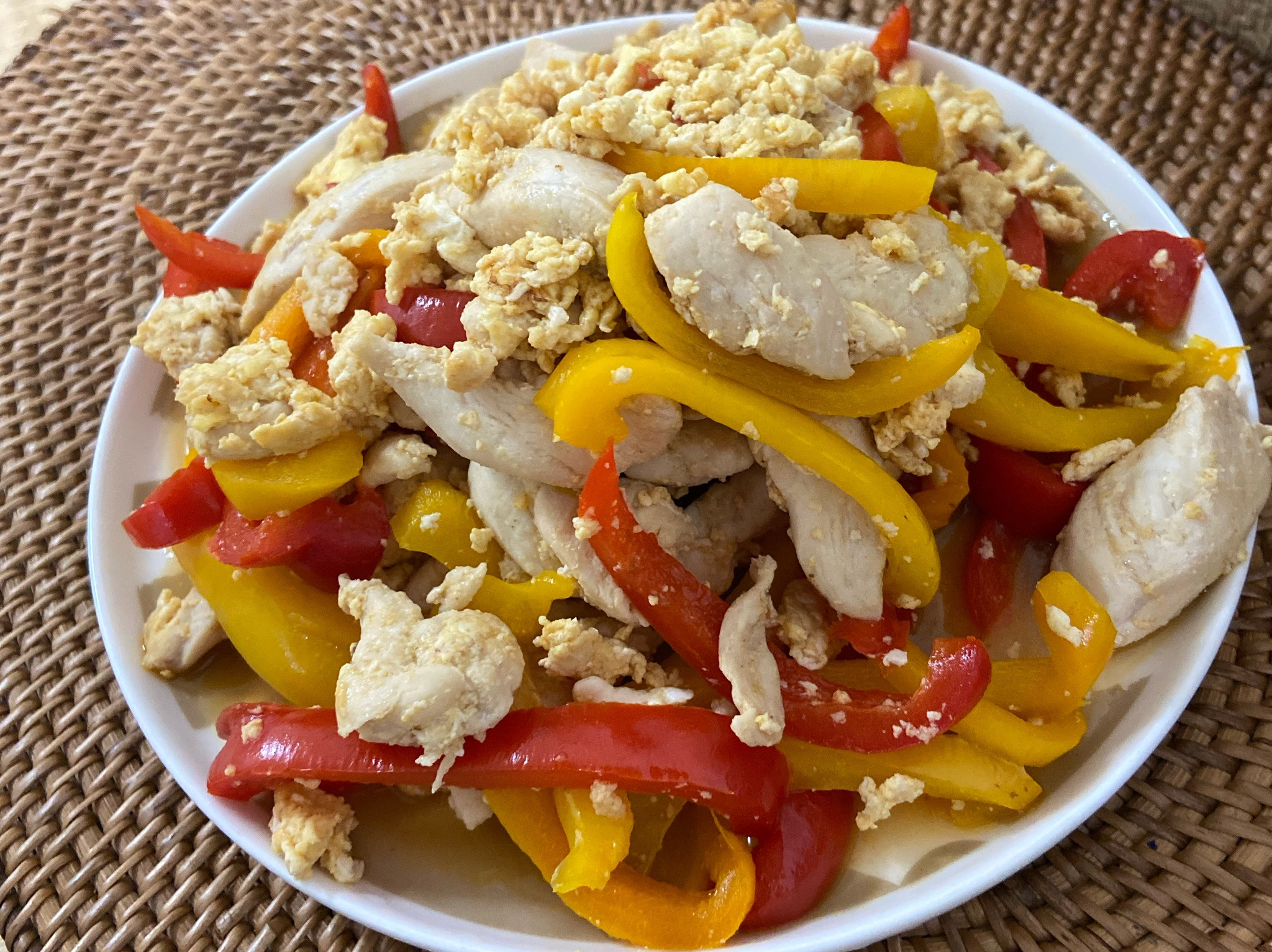 Stirfried bell peppers with muscles in eggflavored chicken by 愛料理