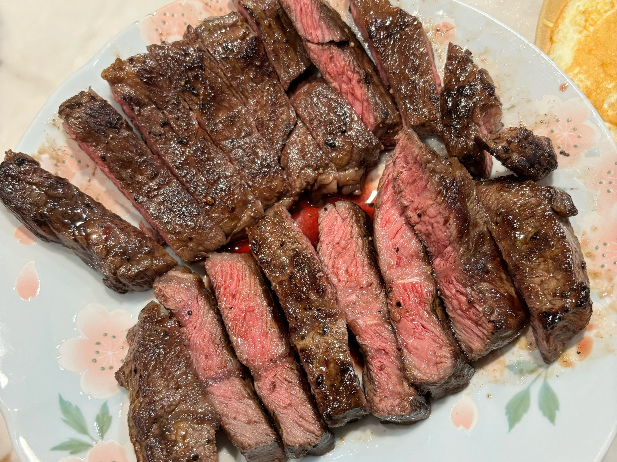 Fry steak in a cast iron pan by 水瓶貓ü 愛料理