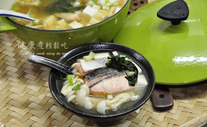 [一鍋隨意煮]鮮菇鮭魚味噌湯