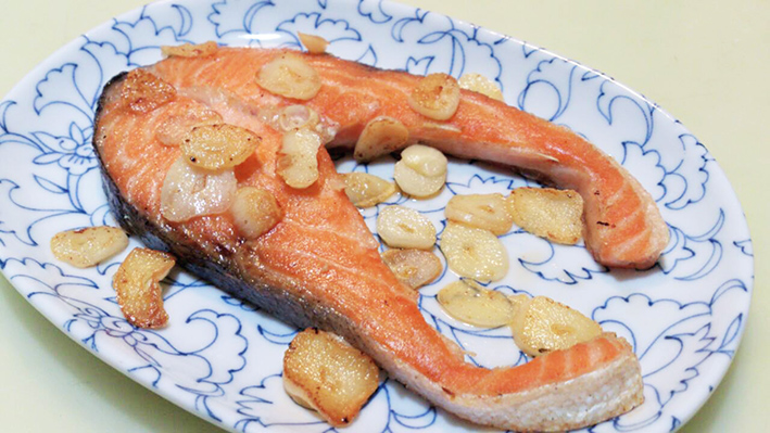 蒜香煎鮭魚