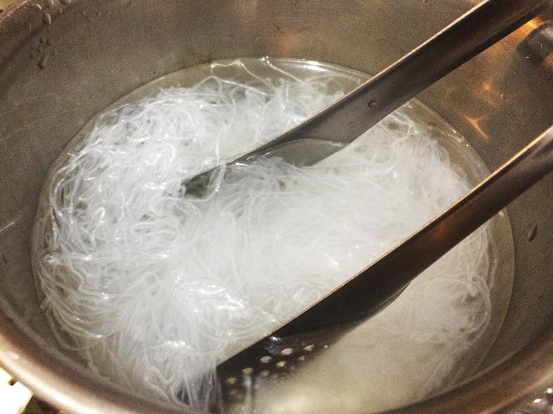 冬粉泡温水,泡软