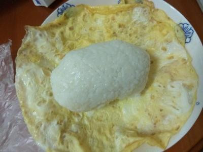 将捏好的饭团放在煎好的蛋皮上,简单包起来就完成啦